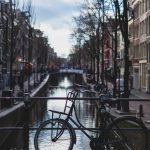 Meer dan de helft van de Amsterdammers is alleenstaand: de opkomst van de supersolo